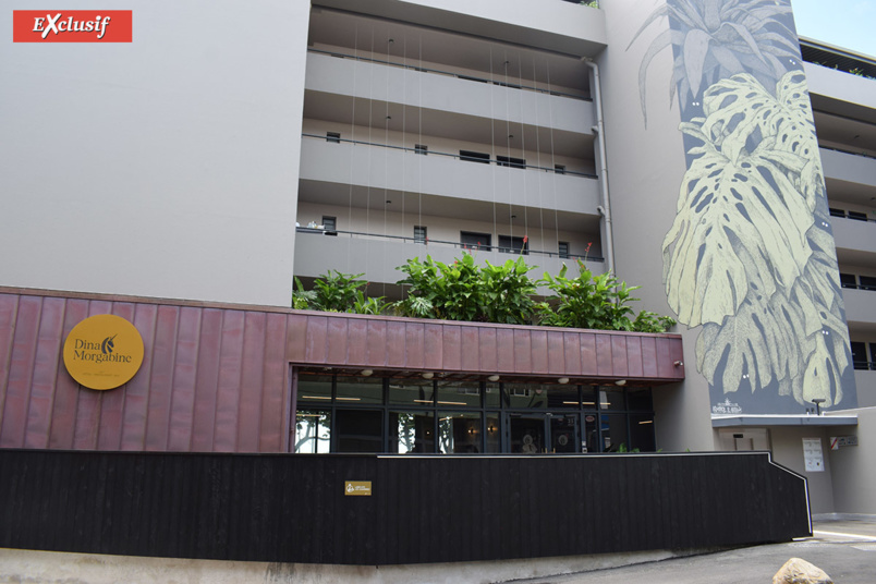 La façade côté rue de l'hôtel La façade côté rue de l'hôtel