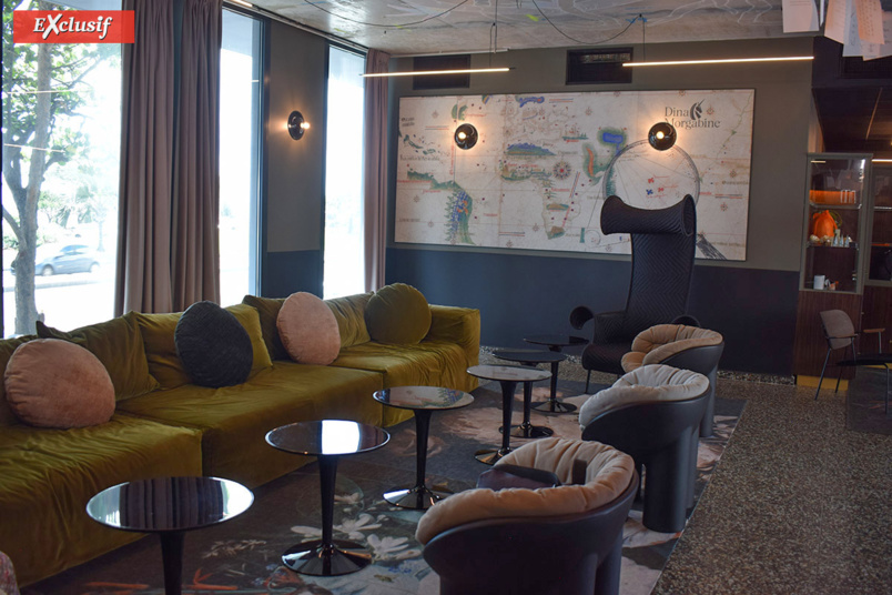 L'espace salon à l'accueil de l'hôtel L'espace salon à l'accueil de l'hôtel