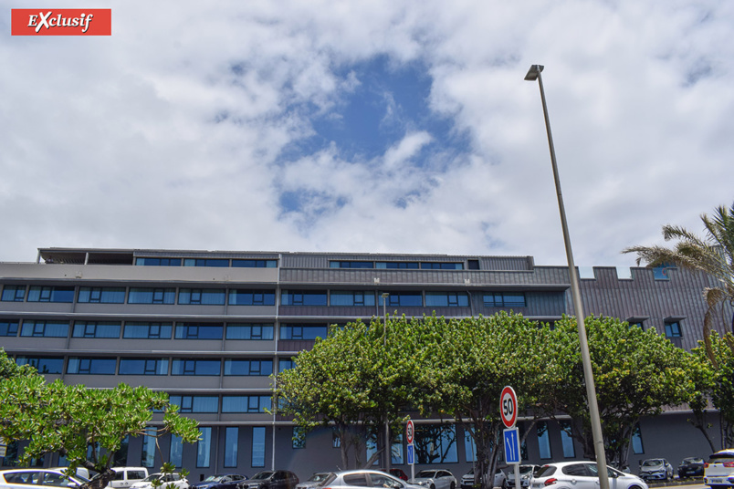 Vue de l'hôtel à partir du Boulevard Lancastel Vue de l'hôtel à partir du Boulevard Lancastel