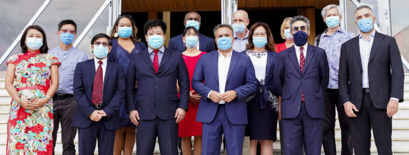 Toutes les parties prenantes de cette Déclaration commune sur le parvis de Région Réunion Toutes les parties prenantes de cette Déclaration commune sur le parvis de Région Réunion