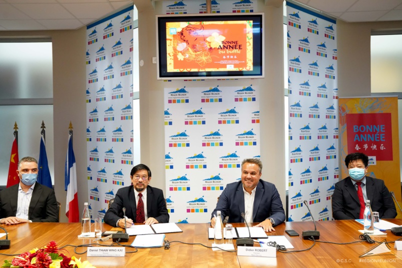 Vincent Payet, vice-président de la Région, Daniel Thiaw Wing Kaï, président de la Fédération des Associations Chinoises de La Réunion, Didier Robert, président de la Région, et Tian Ye, vice-consul de la République populaire de Chine à La Réunion Vincent Payet, vice-président de la Région, Daniel Thiaw Wing Kaï, président de la Fédération des Associations Chinoises de La Réunion, Didier Robert, président de la Région, et Tian Ye, vice-consul de la République populaire de Chine à La Réunion