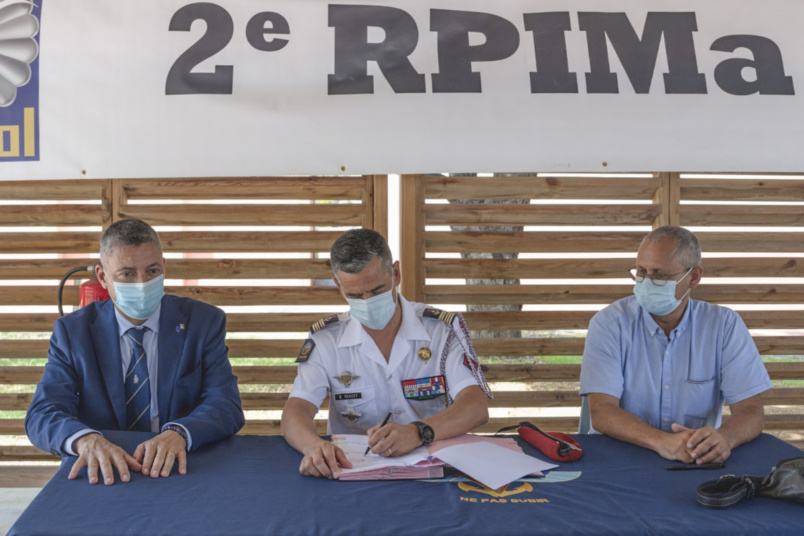 Signature de la convention avec Bernard Hay (IHEDN/AR27), le colonel Geoffroy Rondet (2e RPIMa), et Georges Prugnières (Collège Les Tamarins)