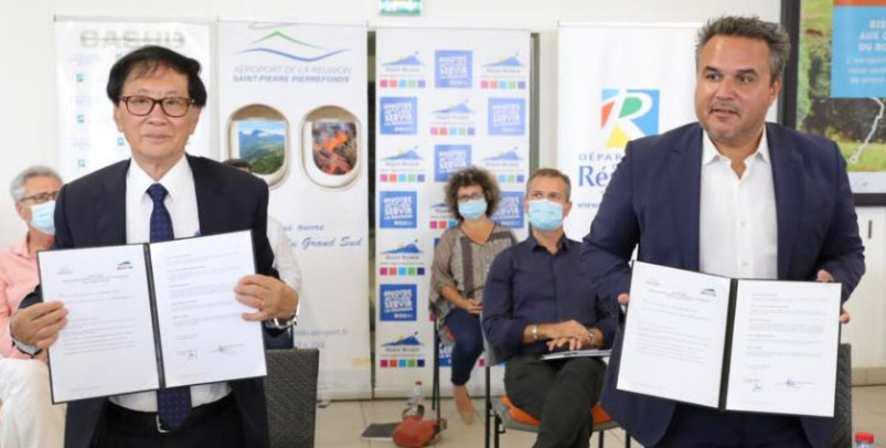 Convention signée entre André Thien Ah Koon, président du Syndicat Mixte de Pierrefonds, et Didier Robert, président de la Région Réunion Convention signée entre André Thien Ah Koon, président du Syndicat Mixte de Pierrefonds, et Didier Robert, président de la Région Réunion