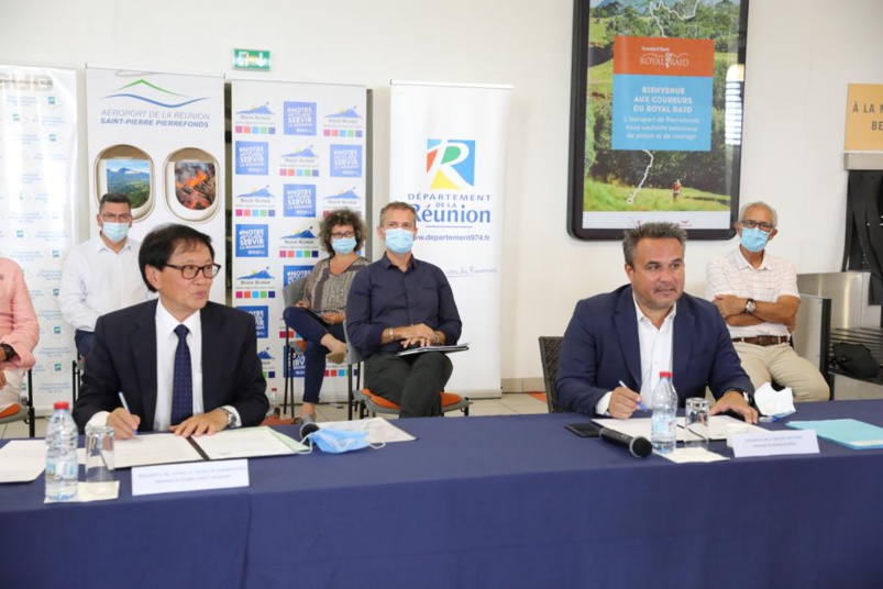 Une signature en présence de plusieurs personnalités