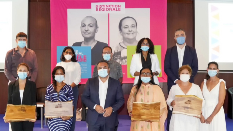 Didier Robert entouré des 4 femmes distinguées, de Jérôme Isautier et de quelques élu.e.s Didier Robert entouré des 4 femmes distinguées, de Jérôme Isautier et de quelques élu.e.s