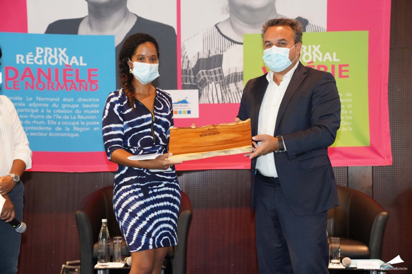 La représentante de Séverine Henry pour l'association "Lire, Dire, Ecrire" La représentante de Séverine Henry pour l'association "Lire, Dire, Ecrire"