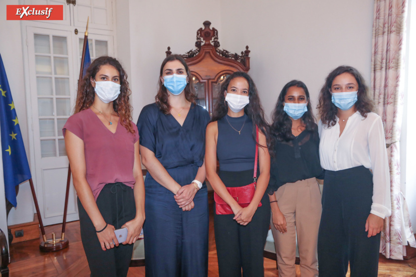 Alizée Martinez, service civique à la DRDFE, Inès Négrini, service civique à la DRDFE, Dune Boisard, service civique à la DRDFE, Hasna Patel, stagiaire à l'ORVIFF, et Anaelle Brillard, stagiaire à la DRDFE Alizée Martinez, service civique à la DRDFE, Inès Négrini, service civique à la DRDFE, Dune Boisard, service civique à la DRDFE, Hasna Patel, stagiaire à l'ORVIFF, et Anaelle Brillard, stagiaire à la DRDFE