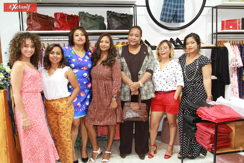 Photo de famille avec les amies présentes Photo de famille avec les amies présentes