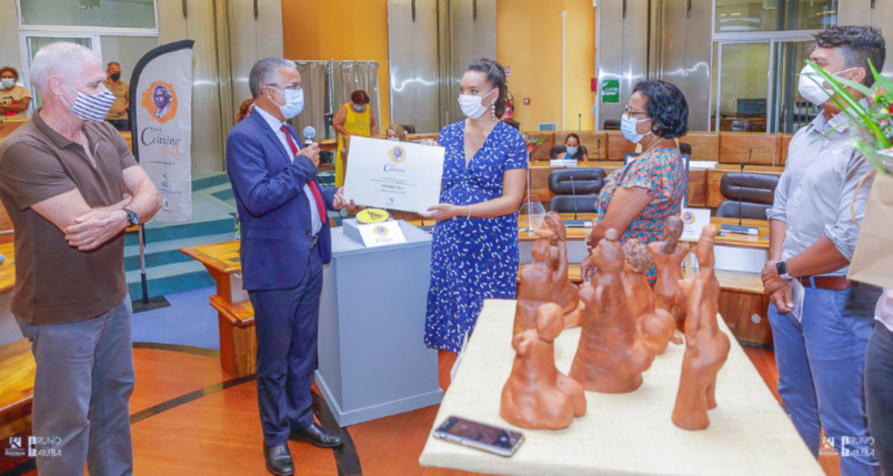 Le président Cyrille Melchior a remis son prix à Julie Olivier Le président Cyrille Melchior a remis son prix à Julie Olivier