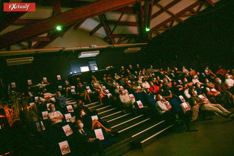 Un public restreint et masqué Un public restreint et masqué
