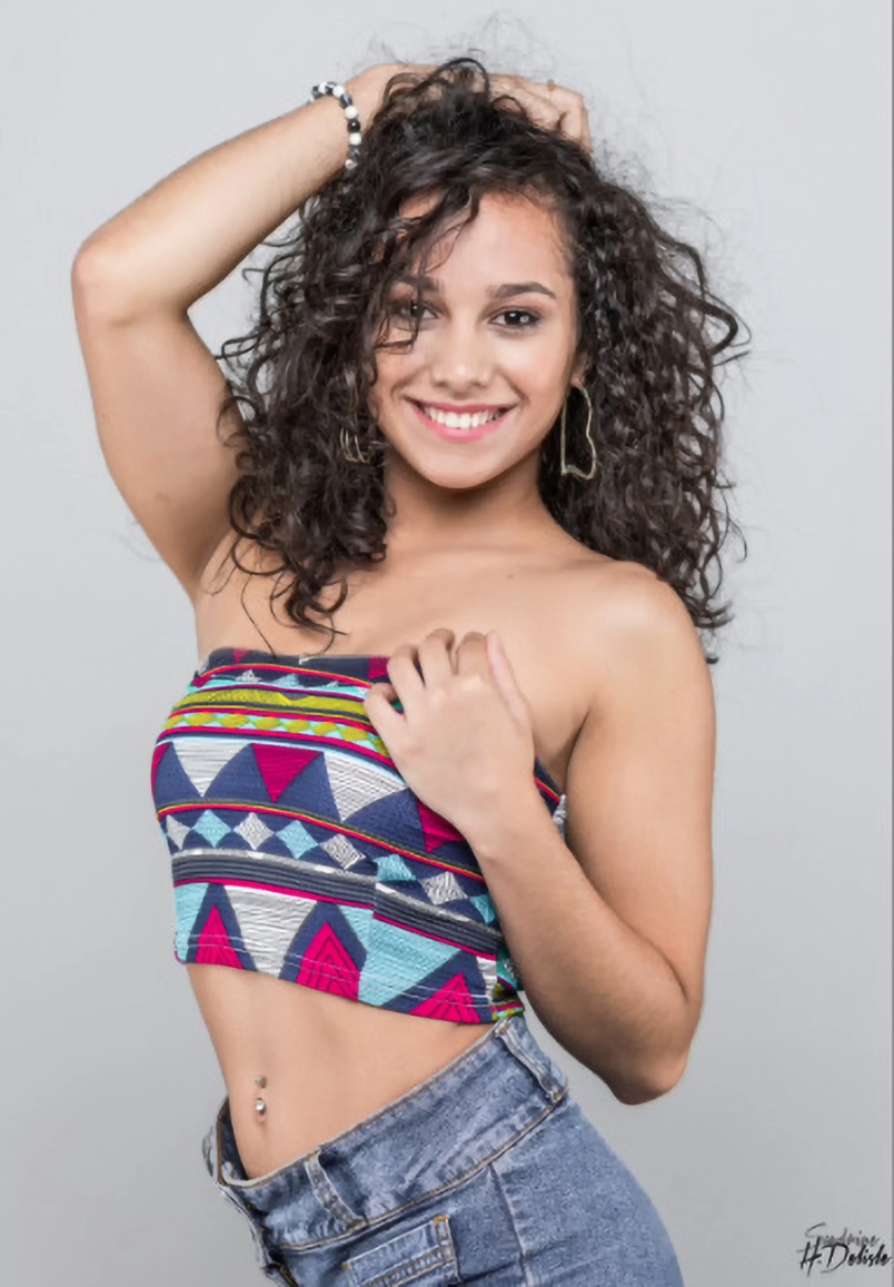 Clara Roland: accro de fitness, la chanteuse fête ses 21 ans... ce mardi 23 mars! Clara Roland: accro de fitness, la chanteuse fête ses 21 ans... ce mardi 23 mars!