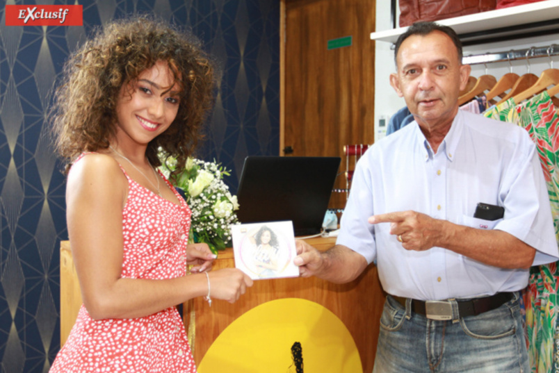 Clara tenant son CD, avec son manager André Gigan