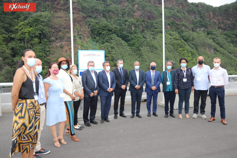 Les officiels réunis pour la photo de famille Les officiels réunis pour la photo de famille