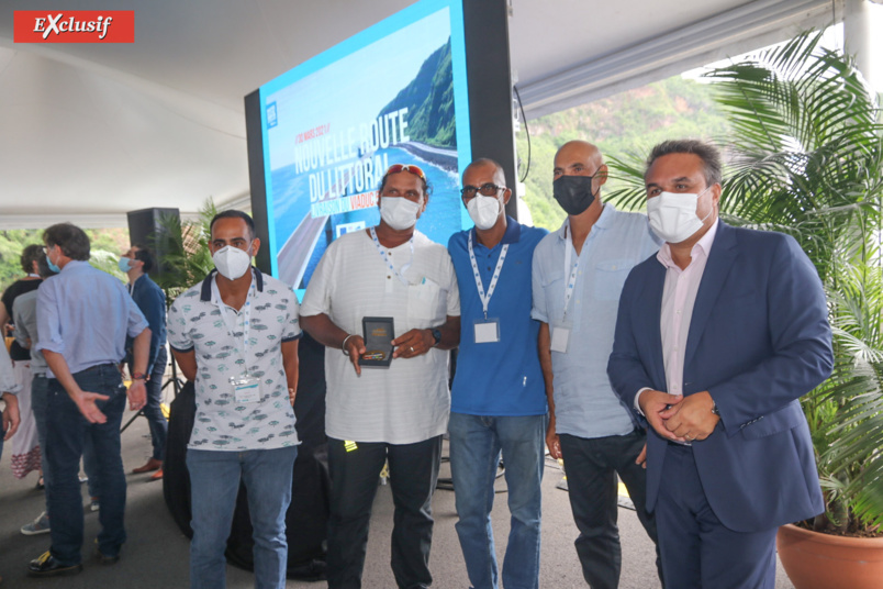 Didier Robert avec quelques ouvriers du chantier Didier Robert avec quelques ouvriers du chantier