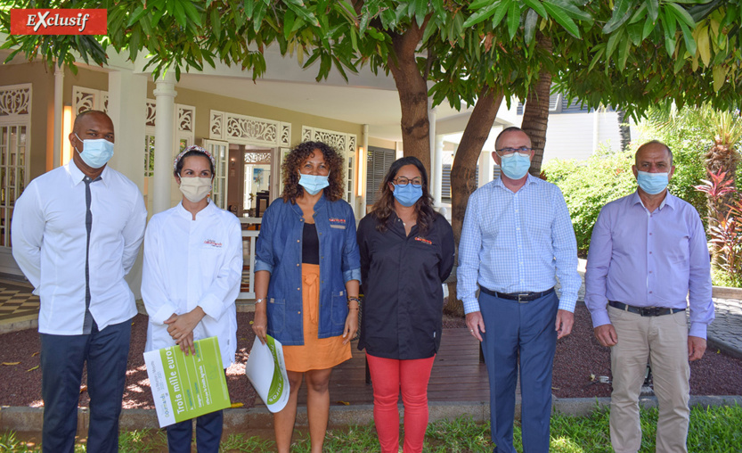 Les 3 lauréates avec Philippe Agésidame, Frédéric Brette et Jean-Emile Fontaine Les 3 lauréates avec Philippe Agésidame, Frédéric Brette et Jean-Emile Fontaine