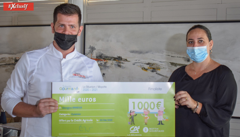 Prix remis à Georgios Spandos du Palm Hôtel/Lux* par Jennifer Respaut du service Communication du Crédit Agricole de La Réunion Prix remis à Georgios Spandos du Palm Hôtel/Lux* par Jennifer Respaut du service Communication du Crédit Agricole de La Réunion