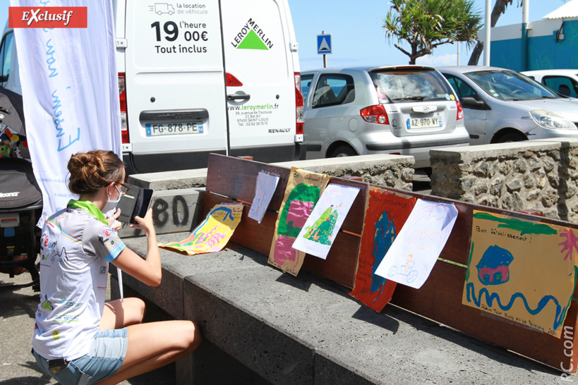 Félicie devant les dessins des marmailles Félicie devant les dessins des marmailles