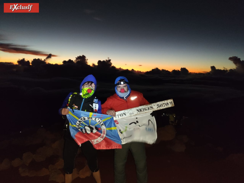 Delphine et Damien sont montés sur le toit de La Réunion avec la banderole de Réuni Tour. Tout un symbole!