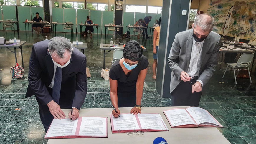 Signature officielle de la convention Signature officielle de la convention