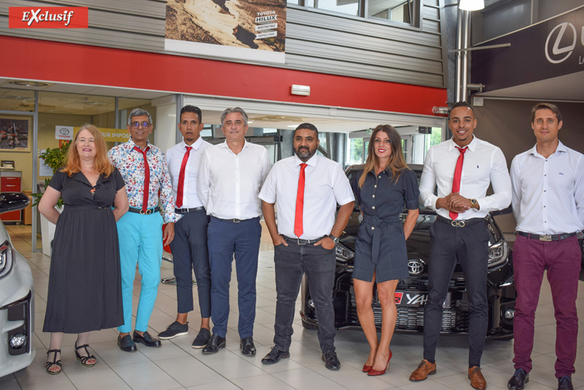 La même équipe sans masque, le temps d'une photo en quelques secondes: Sylvia Toutous, gestionnaire marketing, Rahman Badat, chef de ventes, Yvans Técher, conseiller commercial, Daniel Mackowiak, directeur de la marque, Eric Philogène, Claudia Chanca et Franck Qelo, tous trois conseillers commerciaux, et François Malgras, chef de produit