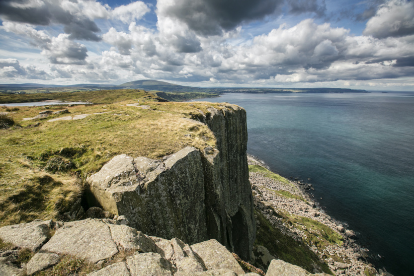 Les falaises de pierre de dragon de Fair Head Les falaises de pierre de dragon de Fair Head