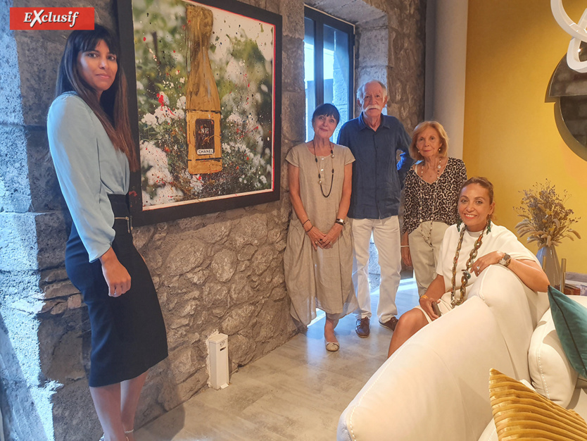 Devant un tableau, Bilkiss Ingar, gérante de Roche Bobois, et Coco (assise) avec l'association Ti Prince Marmailles, Claude Bénard-Pillier, vice-présidente, Yves Bénard, trésorier, et Jacqueline Bourgeat, présidente Devant un tableau, Bilkiss Ingar, gérante de Roche Bobois, et Coco (assise) avec l'association Ti Prince Marmailles, Claude Bénard-Pillier, vice-présidente, Yves Bénard, trésorier, et Jacqueline Bourgeat, présidente