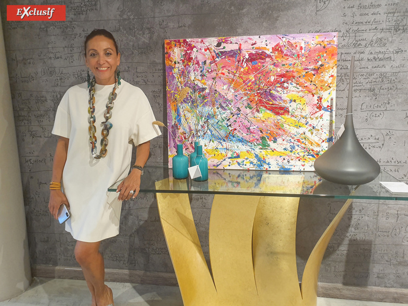 Coco devant l'une des ses oeuvres Coco devant l'une des ses oeuvres