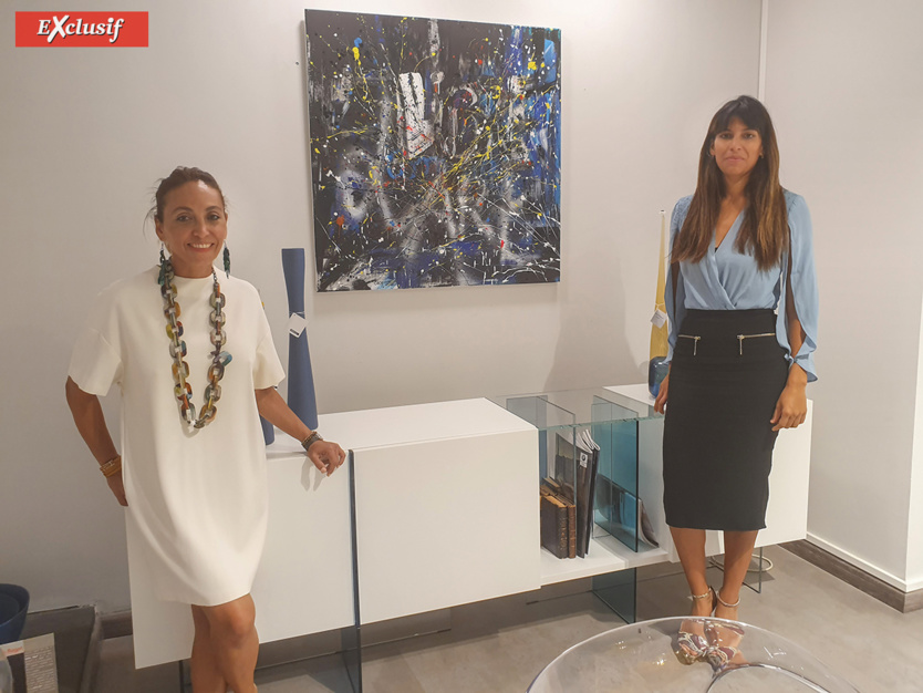 Coco et Bilkiss devant un tableau "Harmonies et Fragrances in Love"