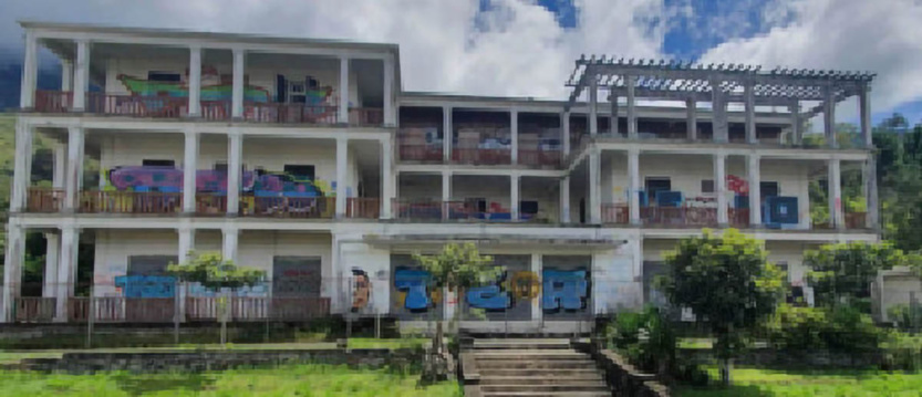 L'Ancien Hôtel des Thermes, qui domine le village de Cilaos, est aujourd'hui en ruines... L'Ancien Hôtel des Thermes, qui domine le village de Cilaos, est aujourd'hui en ruines...