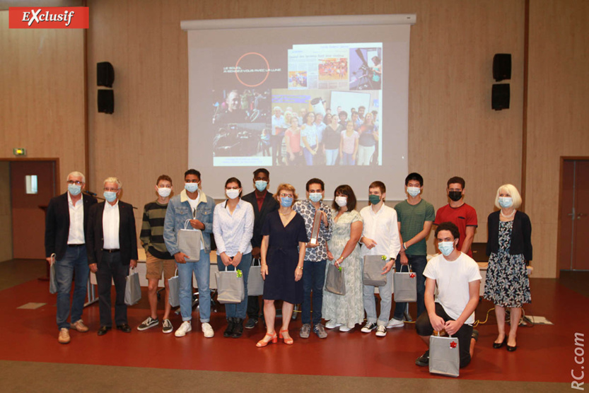 Les personnalités, les encadrants et les participants du Lycée Roland Garros qui ont obtenu le Trophée du film scientifique court métrage 2021 Les personnalités, les encadrants et les participants du Lycée Roland Garros qui ont obtenu le Trophée du film scientifique court métrage 2021