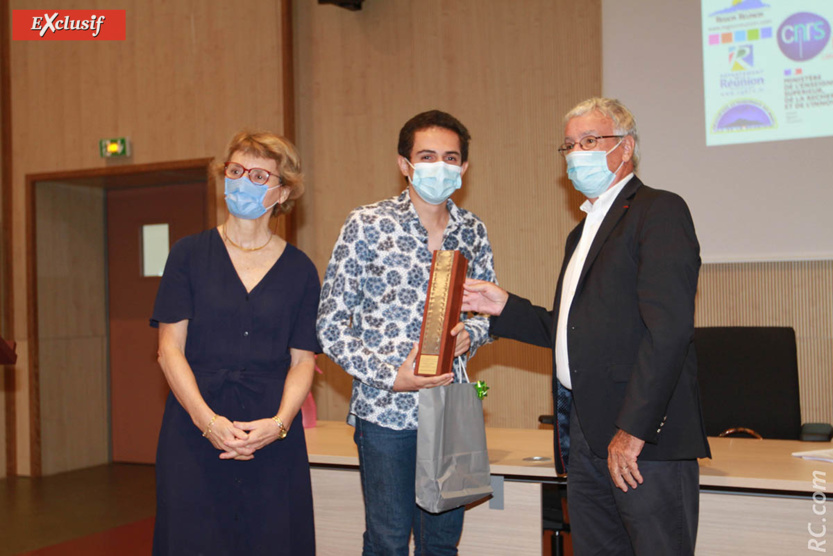 La remise du trophée à Mathias Picard, réalisateur du film «Les Trois Clés des deux infinis» La remise du trophée à Mathias Picard, réalisateur du film «Les Trois Clés des deux infinis»