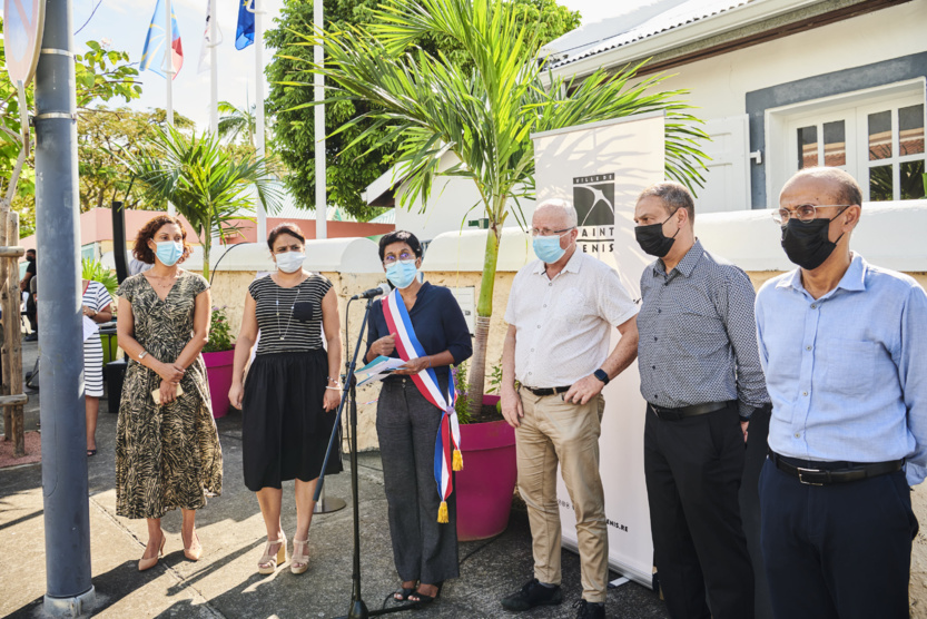 Véronique Lauret, directrice Ecole Centrale maternelle, Raihanah Valy, élue du centre ville, Ericka Bareigts, maire de Saint-Denis, Jean-François Hoarau, 1er adjoint, Yassine Mangrolia, adjoint, et Philippe Naillet, député (photo Mairie de Saint-Denis) Véronique Lauret, directrice Ecole Centrale maternelle, Raihanah Valy, élue du centre ville, Ericka Bareigts, maire de Saint-Denis, Jean-François Hoarau, 1er adjoint, Yassine Mangrolia, adjoint, et Philippe Naillet, député (photo Mairie de Saint-Denis)