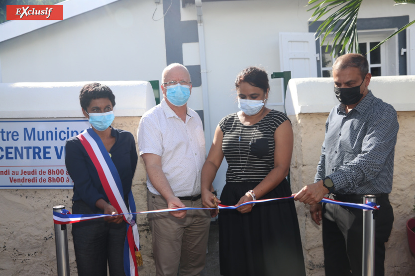 La traditionnelle coupure de ruban La traditionnelle coupure de ruban