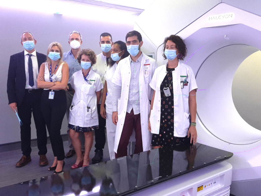 Lionel Calenge, directeur général du CHU Réunion, Sabrina Wadel, secrétaire générale CHU, Patrick Goyon, directeur des sites Sud du CHU, Dr Johan Encoua, chef de service de radiothérapie, et une partie de l'équipe de radiothérapie Lionel Calenge, directeur général du CHU Réunion, Sabrina Wadel, secrétaire générale CHU, Patrick Goyon, directeur des sites Sud du CHU, Dr Johan Encoua, chef de service de radiothérapie, et une partie de l'équipe de radiothérapie
