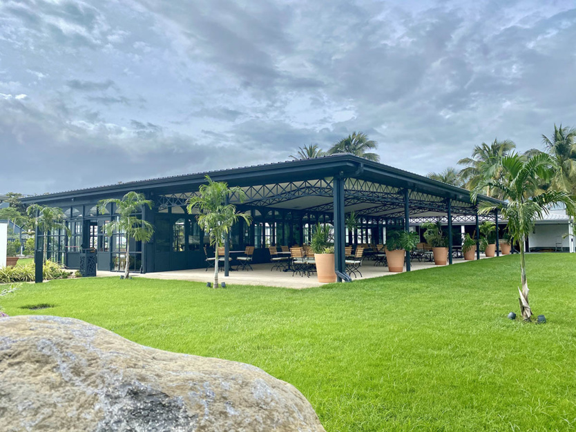 La partie arrière de l'établissement avec terrasse et jardin La partie arrière de l'établissement avec terrasse et jardin