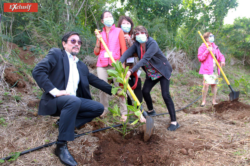 Les Dames en pleine démonstration, sous l'oeil observateur du président de la FAC Les Dames en pleine démonstration, sous l'oeil observateur du président de la FAC