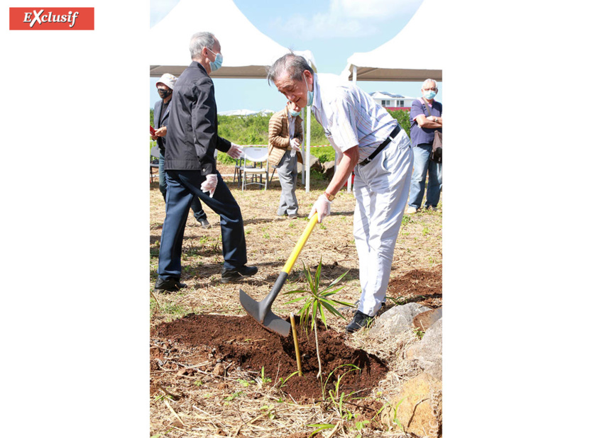 Le Chef Maurice Sin Li Sou a troqué ses ustensiles de cuisine pour une superbe pelle Le Chef Maurice Sin Li Sou a troqué ses ustensiles de cuisine pour une superbe pelle