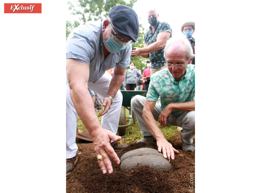 Bichonnée par les participants, la graine du coco-fesse sera plantée à cet endroit Bichonnée par les participants, la graine du coco-fesse sera plantée à cet endroit