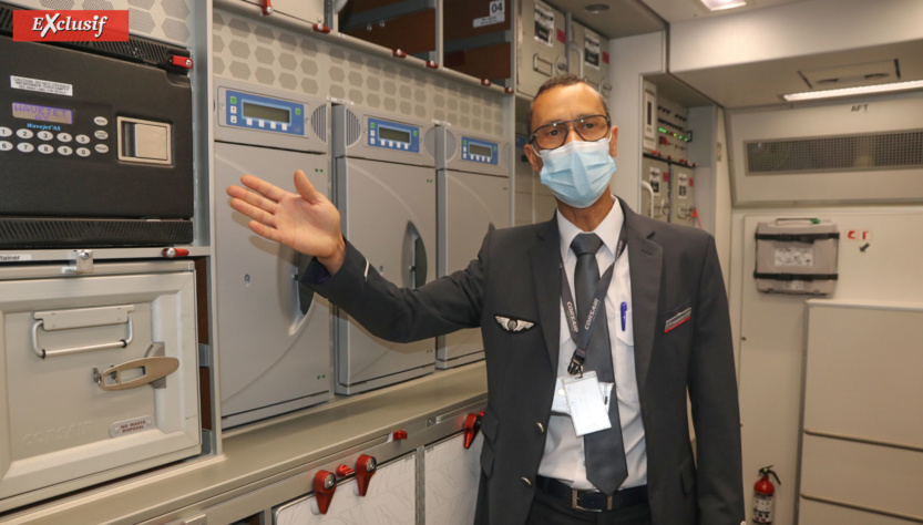 Le chef de cabine a fait visiter l'avion Le chef de cabine a fait visiter l'avion