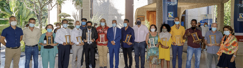 Les récipiendaires avec les officiels Les récipiendaires avec les officiels