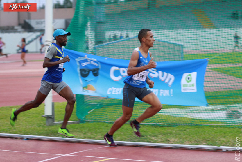 Ruddy Barret mène la course du 1500 devant Abdoul-Had Attoumane, le futur vainqueur
