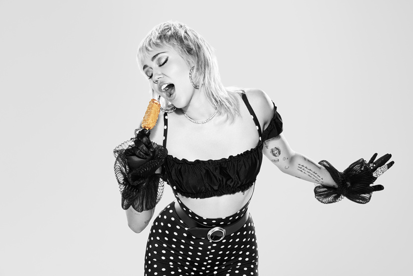 Miley Cyrus, égérie internationale de Magnum, en concert sur youtube