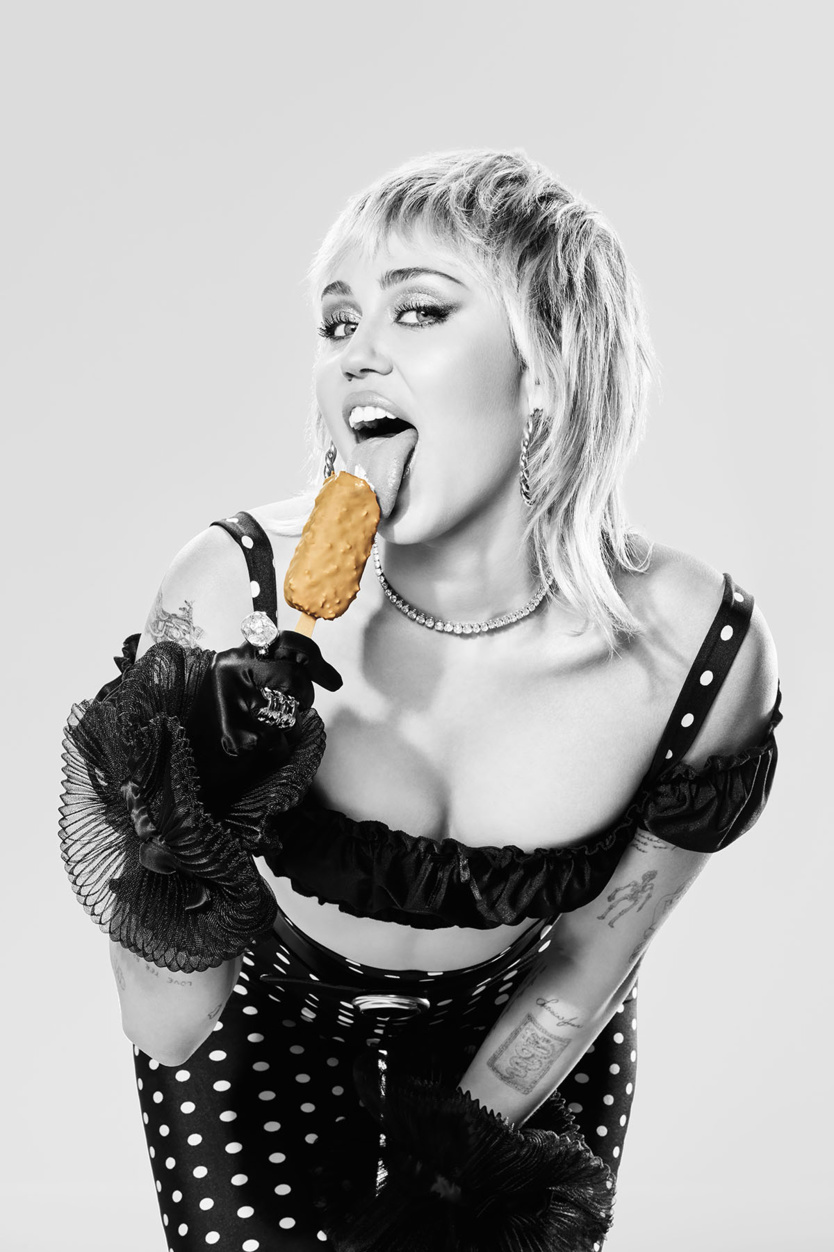 Miley Cyrus, égérie internationale de Magnum, en concert sur youtube