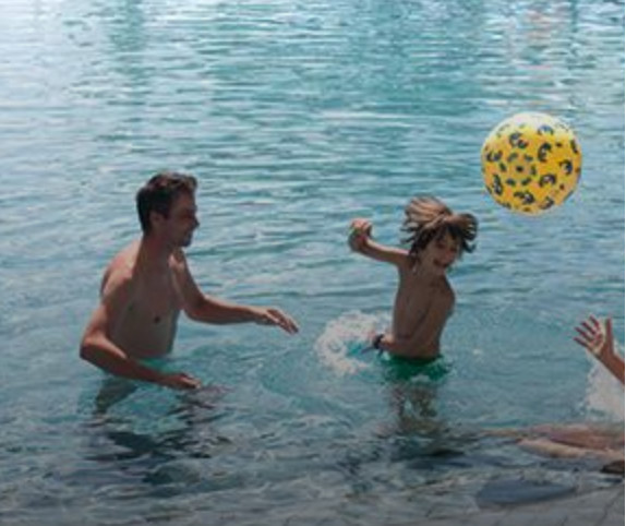 Les vaccinés pourrront profiter de la piscine et de la plage de l'hôtel pendant leur séjour...