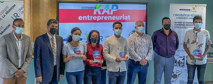 Les responsables présents avec les 4 gagnant.e.s Kap Entrepreunariat Les responsables présents avec les 4 gagnant.e.s Kap Entrepreunariat