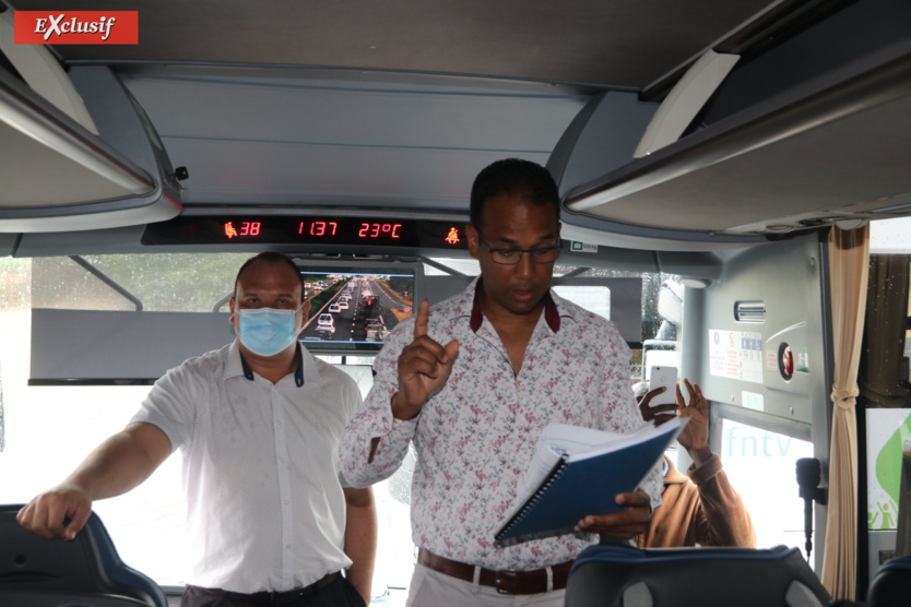 Conférence de presse dans un bus