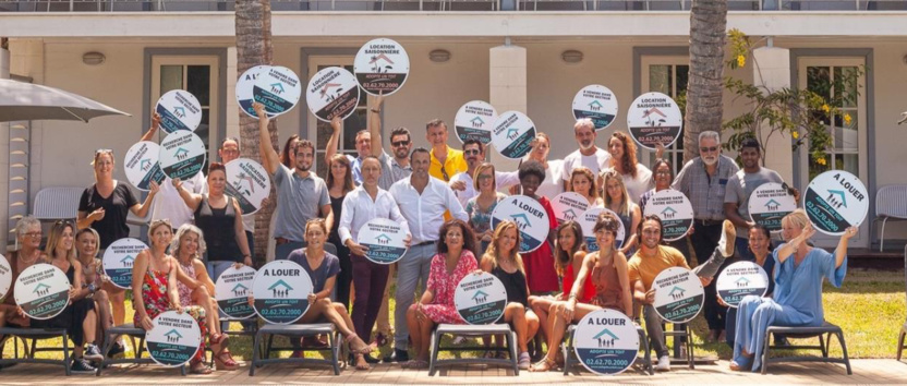 Au deuxième étage du bâtiment, les conseillers de l’enseigne Adopte un Toit, proposent leur expertise Au deuxième étage du bâtiment, les conseillers de l’enseigne Adopte un Toit, proposent leur expertise