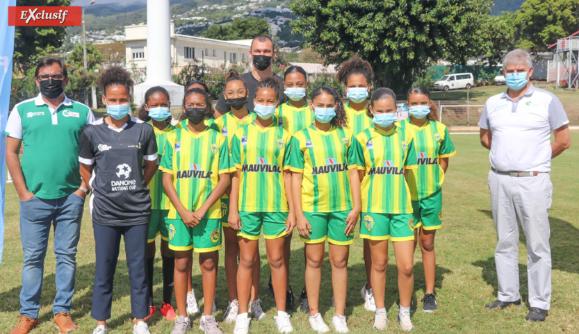 Les jeunes footballeuses en compagnie de Housman Gangate, DTR, Fanny Hoarau du FC Nantes, Ludivic Ajorque du RC Strasbourg et François Amiot, directeur de Danone Réunion