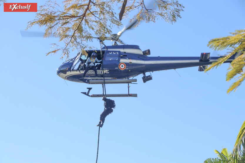 L'hélicoptère va lâcher les gendarmes à proximité de la prise d'otage