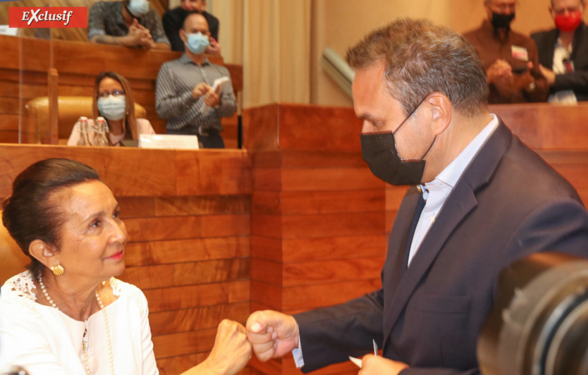 Le check entre Huguette Bello et Didier Robert comme passage de témoin Le check entre Huguette Bello et Didier Robert comme passage de témoin